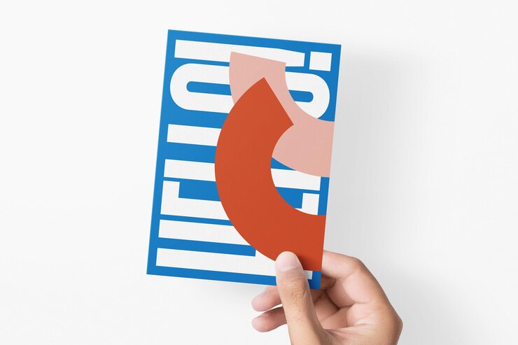PSD man holding post card mockup template design psd (design del modello della carta dell'uomo che tiene la posta)
