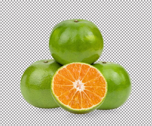 Mandarina naranja verde sobre fondo blanco.