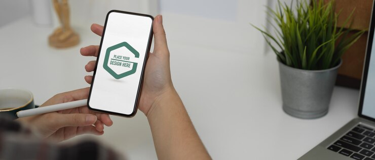 PSD mani dello studente utilizzando smartphone mockup in ufficio