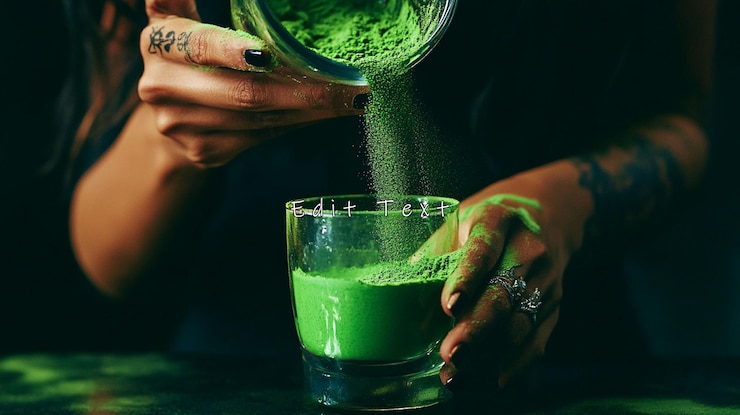 PSD mani di donne che versano la polvere di matcha in un bicchiere