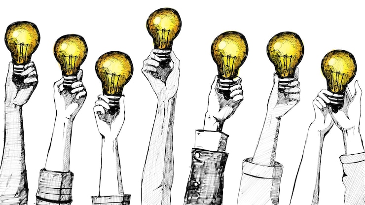 PSD mani multiple che tengono le lampadine illuminate verso l'alto