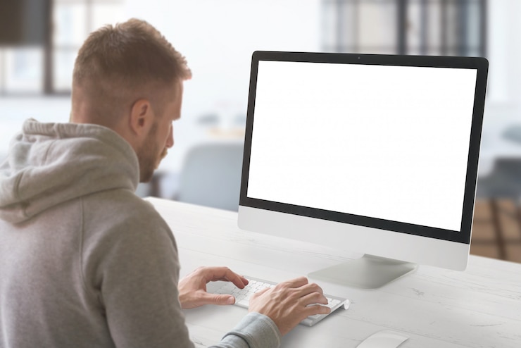 PSD mann arbeit am computer. isolierter bildschirm für mockup