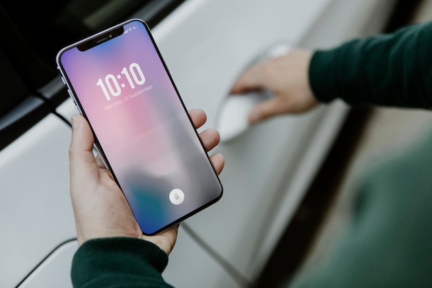 Mann benutzt ein Mobilbildschirm-Mockup