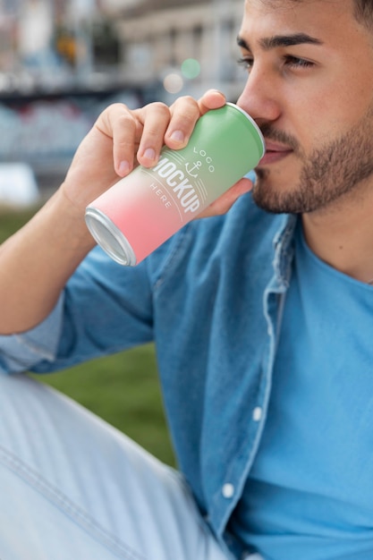 PSD mann, der eine nachgebaute limonade in der hand hält