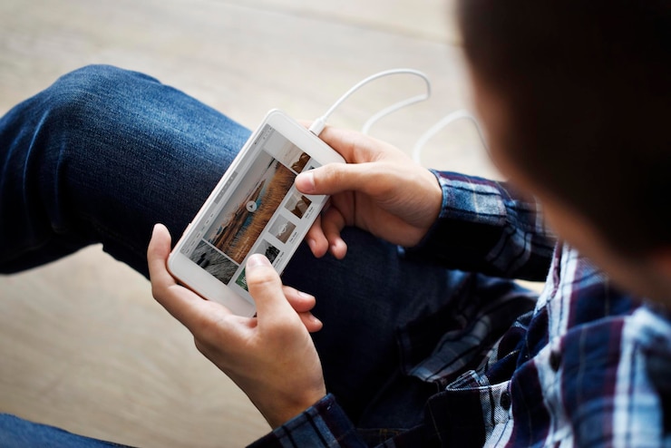 PSD mann, der eine smartphone- und musikwiedergabeliste auf dem schirm verwendet