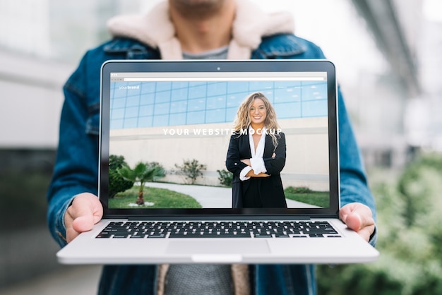 Mann, der Laptop-Modell darstellt