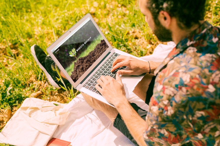 PSD mann, der laptopmodell in der natur verwendet