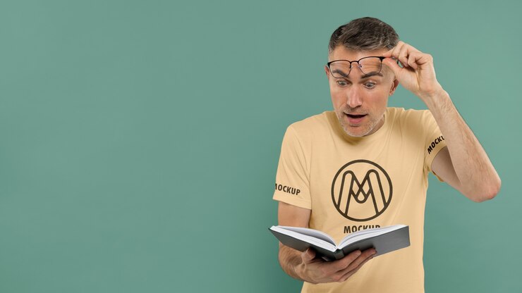 PSD mann, der t-shirt modell trägt
