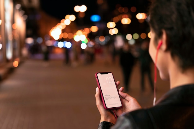 Mann, der telefonattrappe in der stadt verwendet