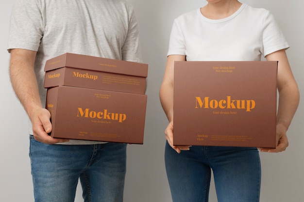 Mann hält Boxen-Mockup-Design