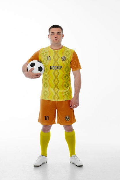 PSD mann in fußball-mock-up-kit gekleidet