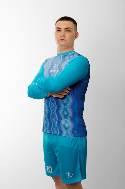 PSD mann in fußball-mock-up-kit gekleidet