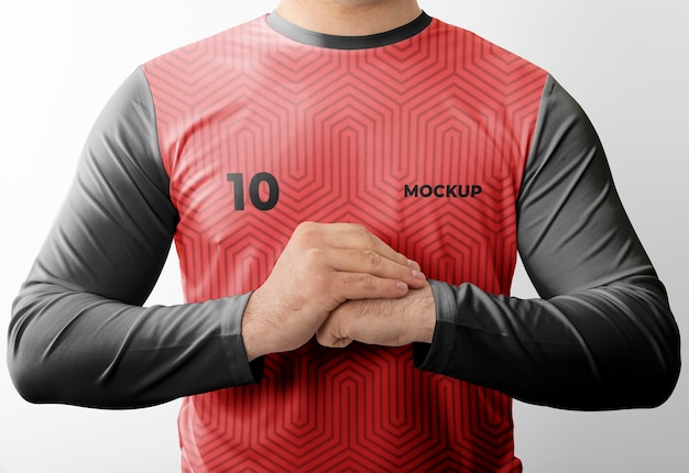 Mann in Fußball-Mock-up-Kit gekleidet