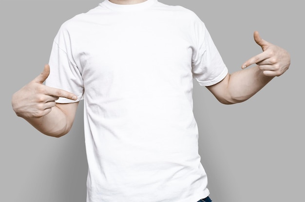 Mann in weißem T-Shirt zeigt auf sich selbst