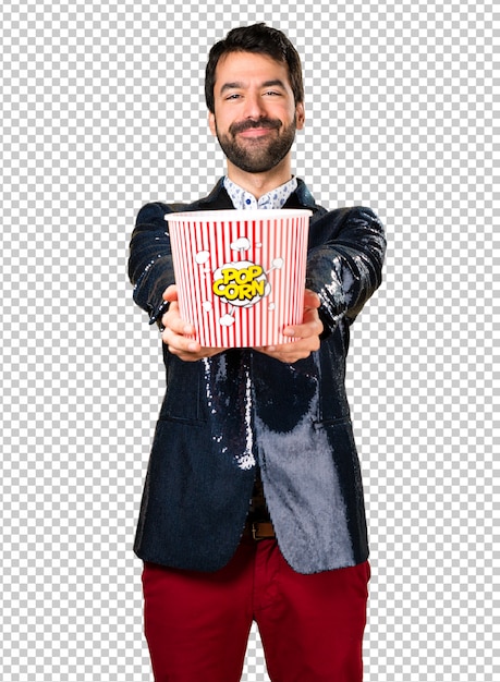 Mann mit jacke popcorn essen