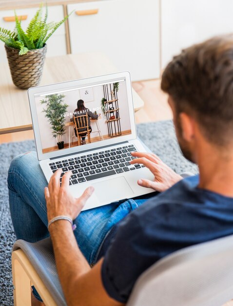 Mann mit laptop