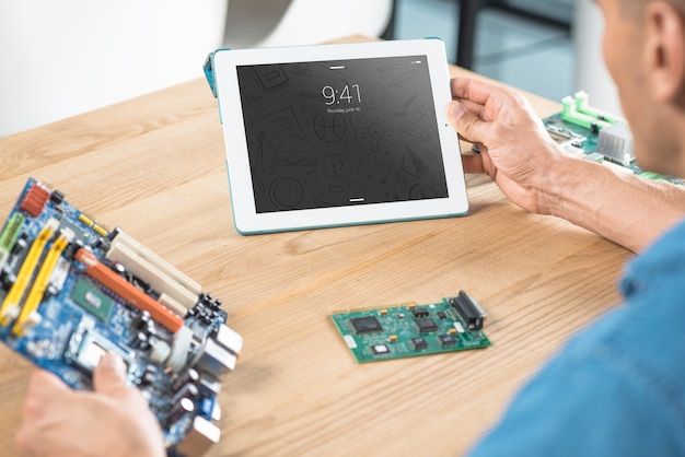 PSD mann mit motherboard und tablet