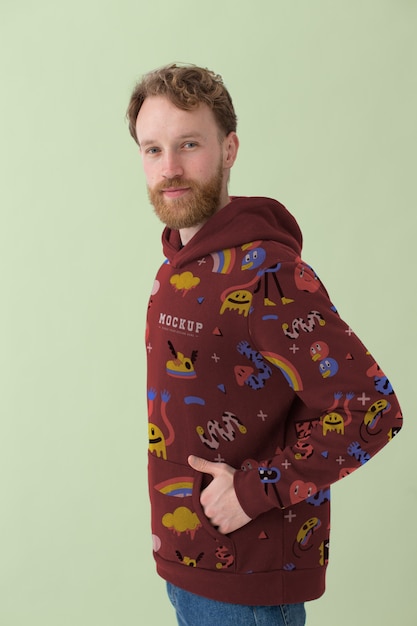 Mann mit Sweatshirt-Mock-up-Design