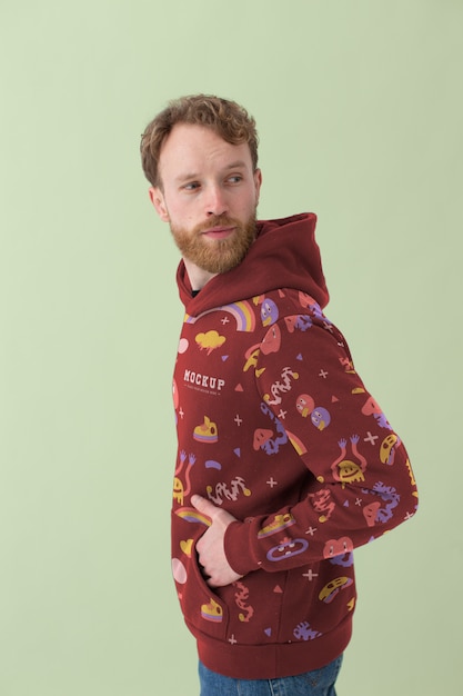 Mann mit Sweatshirt-Mock-up-Design