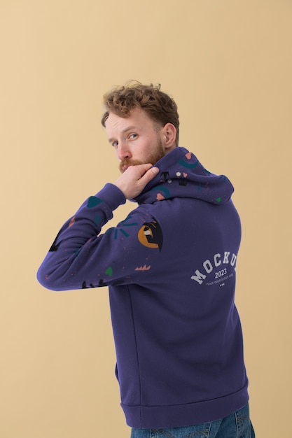 Mann mit Sweatshirt-Mock-up-Design