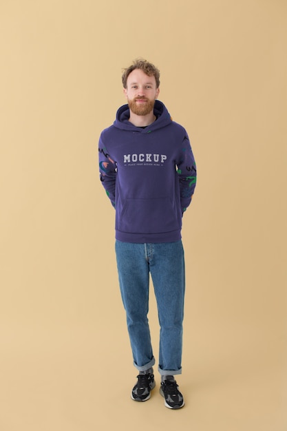 Mann mit Sweatshirt-Mock-up-Design