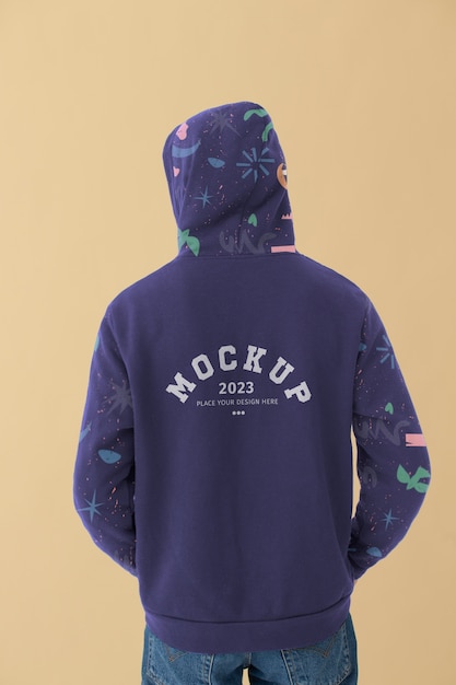 Mann mit sweatshirt-mock-up-design