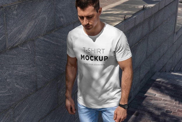 Mann-T-Shirt-Attrappe auf der Straße