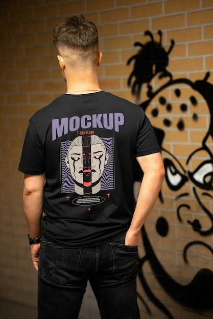 Mann trägt ein T-Shirt mit Rückenmockup