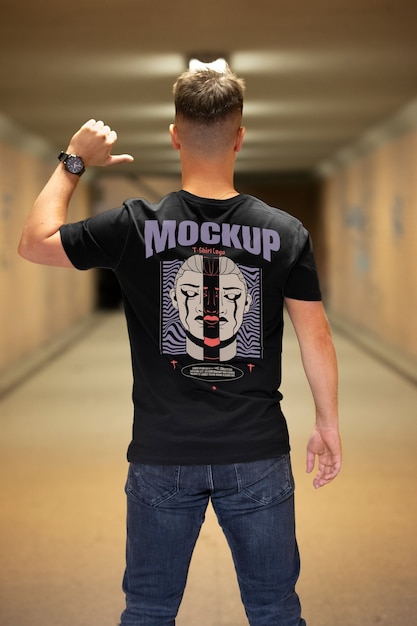 Mann trägt ein T-Shirt mit Rückenmockup