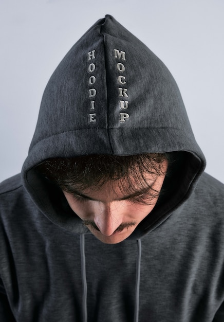 Mann trägt sweatshirt-attrappe mit hoodie