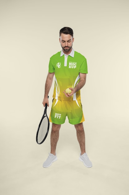 PSD mann trägt tennis-outfit-attrappe