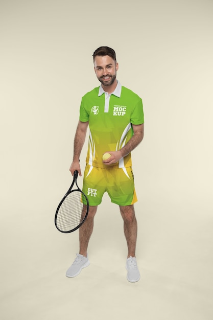 PSD mann trägt tennis-outfit-attrappe