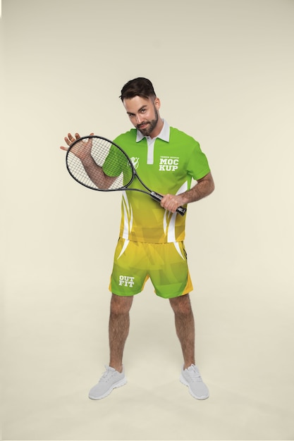 PSD mann trägt tennis-outfit-attrappe