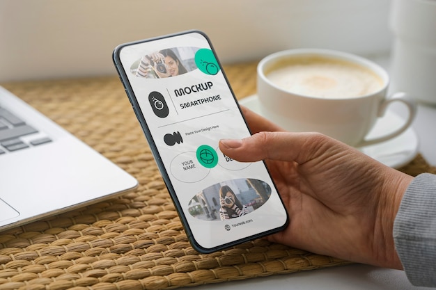 PSD mano de alto ángulo con teléfono inteligente y café