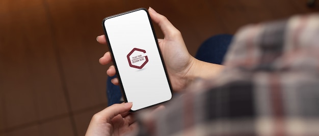 Mano che tiene il mockup dello smartphone