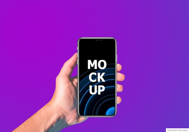 Mano che tiene un modello di smartphone e un modello mobile Android