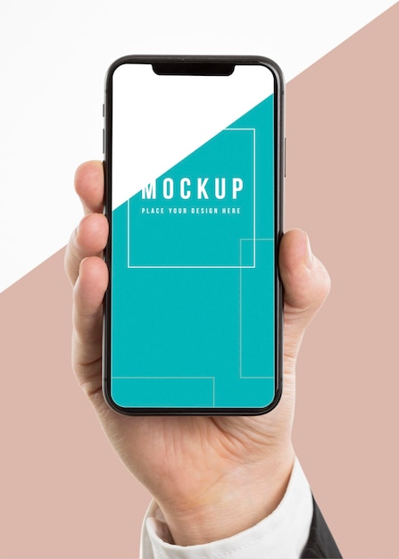 Mano che tiene un modello di smartphone