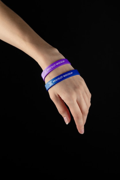 Mano con i braccialetti del festival di musica mock-up