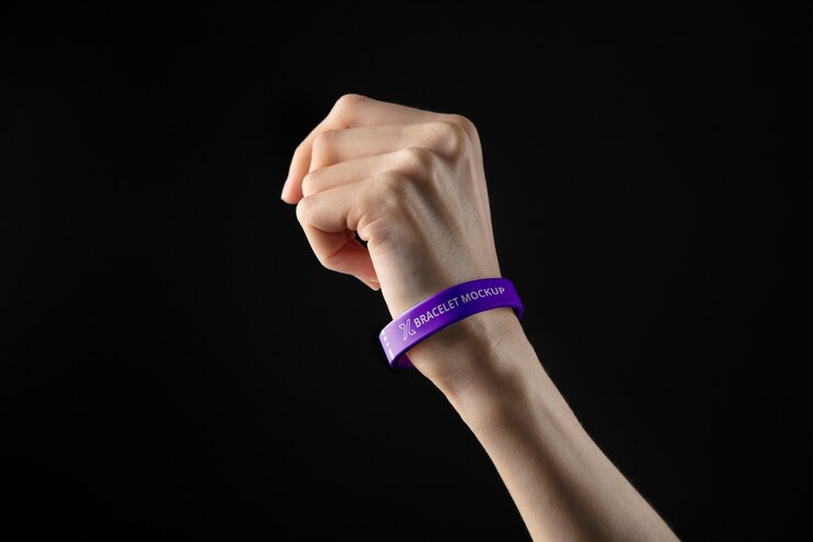 PSD mano con maqueta de pulsera de festival de música