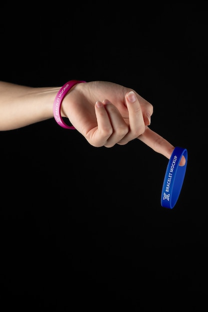 Mano con maqueta de pulsera de festival de música