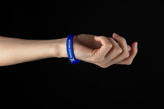 Mano con maqueta de pulsera de festival de música