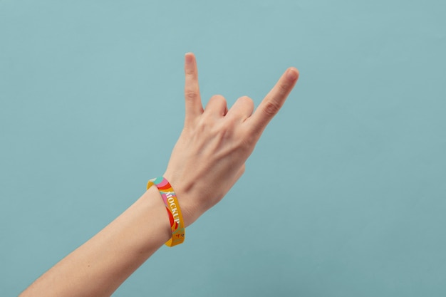 Mano con maqueta de pulsera de festival de música