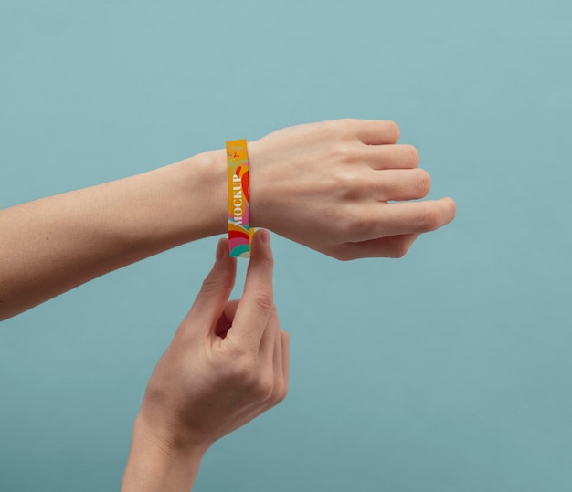 Mano con maqueta de pulsera de festival de música