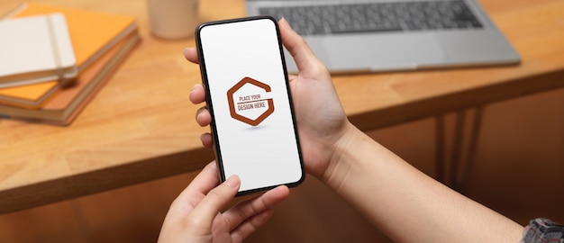 Mano maschio che tiene il mockup dello smartphone