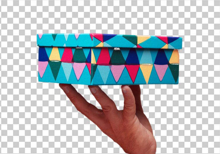 PSD mano masculina aislada con una caja de regalo