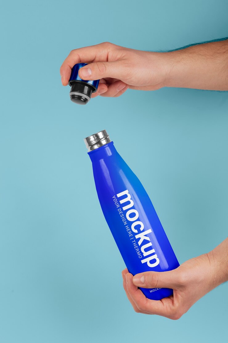 PSD mano masculina sosteniendo maqueta de botella termo azul