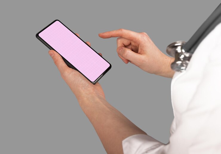 PSD mano del médico usando maqueta de pantalla de teléfono móvil maqueta de teléfono inteligente médico