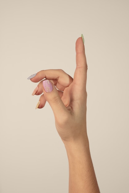 Mano de mujer adulta con esmalte de uñas