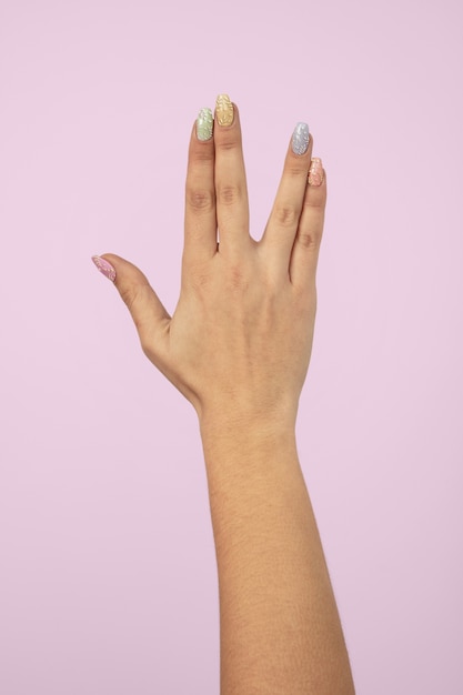 Mano de mujer adulta con esmalte de uñas