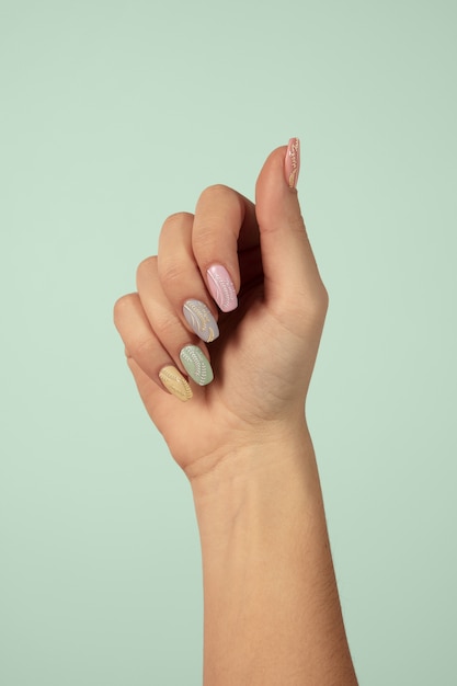 Mano de mujer adulta con esmalte de uñas